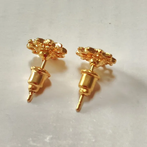 Glamorous BNWT Golden Flower Stud Earrings with Sparkling Crystal Accents - Picture 3 of 10